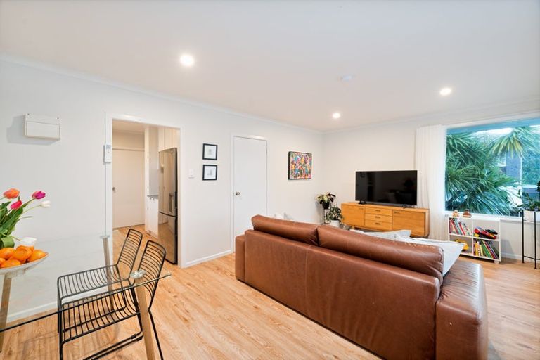 Photo of property in 3/99a View Road, Sunnyvale, Auckland, 0612