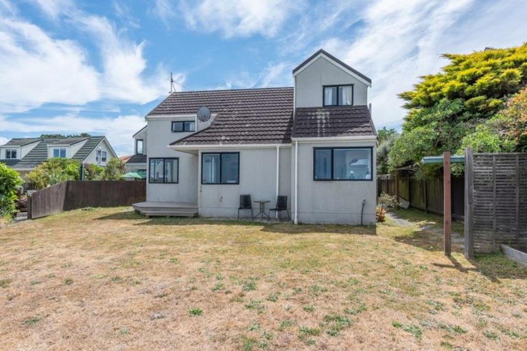 Photo of property in 2b Paratu Way, Strathmore Park, Wellington, 6022