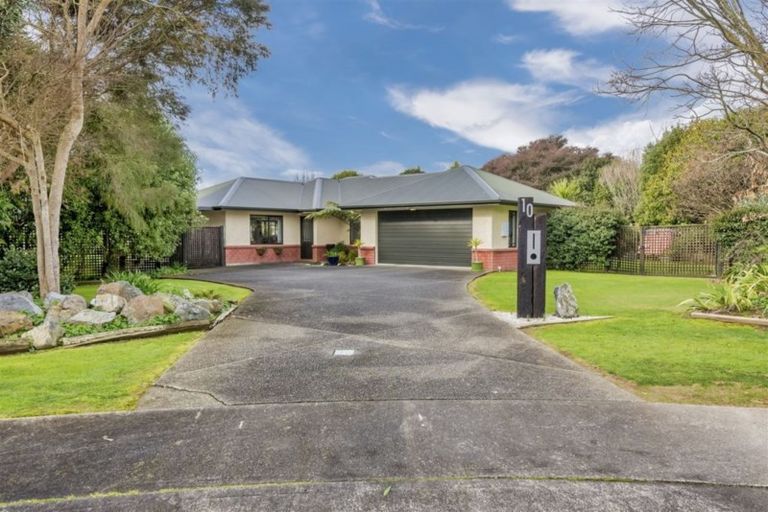 Photo of property in 10 Clifford Close, Levin, 5510