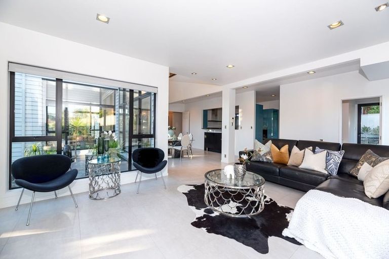 Photo of property in 61 Manor Park, Sunnyhills, Auckland, 2010