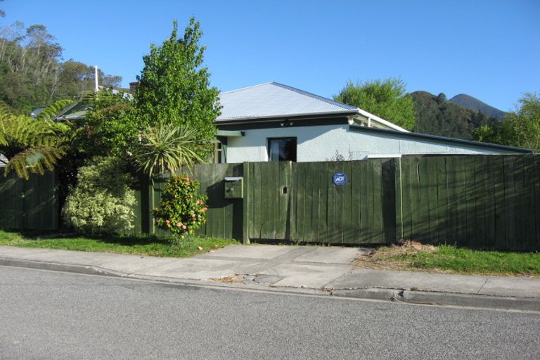 Photo of property in 2 Canterbury Street, Picton, 7220