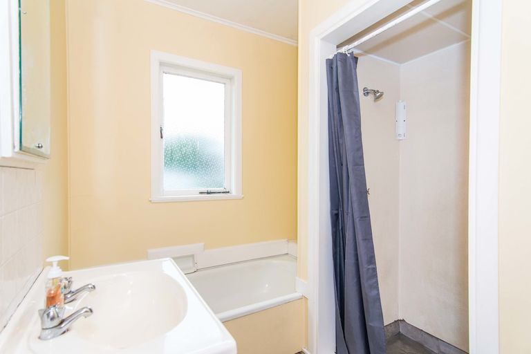 Photo of property in 37 Tarata Crescent, Mangere Bridge, Auckland, 2022