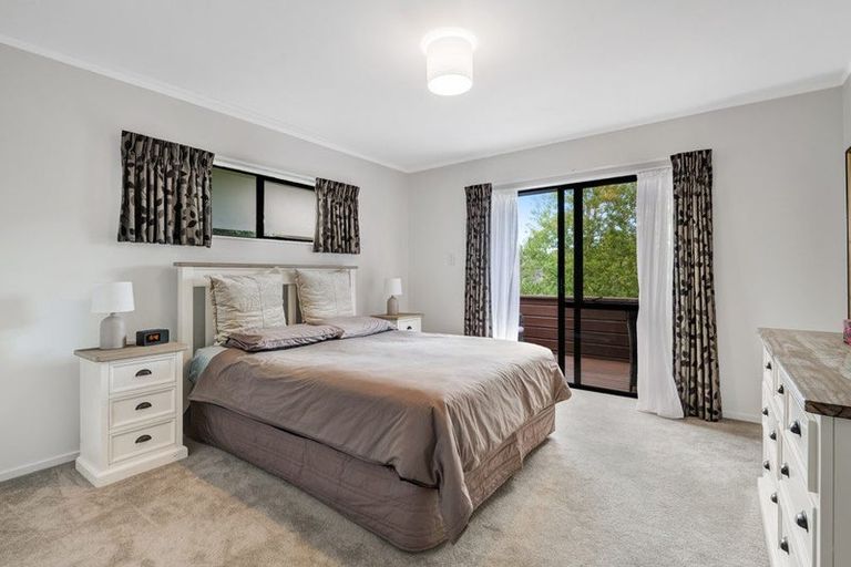 Photo of property in 32 Unsworth Drive, Unsworth Heights, Auckland, 0632