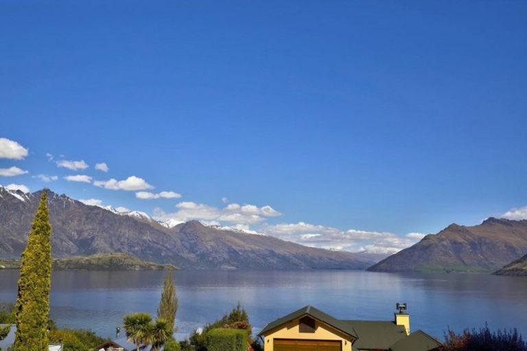 Photo of property in 71 Cedar Drive, Kelvin Heights, Queenstown, 9300