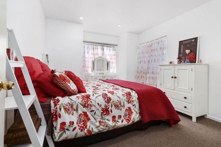 Photo of property in 2 Ali Place, Ranui, Auckland, 0612