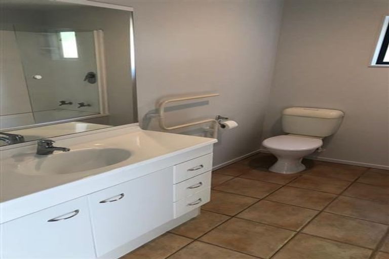 Photo of property in 11 Felicity Place, Unsworth Heights, Auckland, 0632