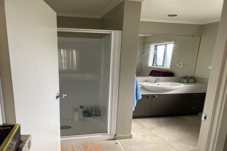 Photo of property in 4 Vicente Place, Oteha, Auckland, 0632