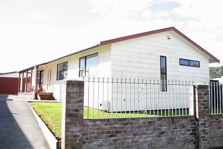 Photo of property in 4 Stockdale Street, Wainuiomata, Lower Hutt, 5014