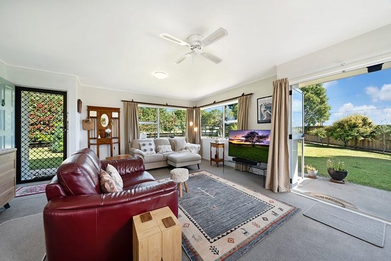 Photo of property in 1/2 Wallace Road, Ranui, Auckland, 0612
