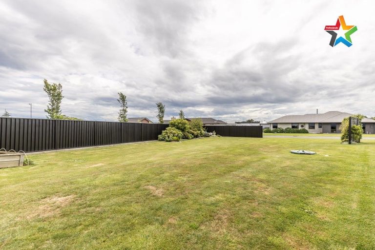 Photo of property in 16 Court Of Ascot, Seaward Bush, Invercargill, 9812