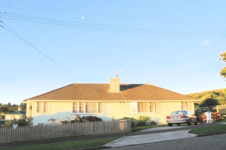 Photo of property in 5-7 Suffolk Place, Cannons Creek, Porirua, 5024