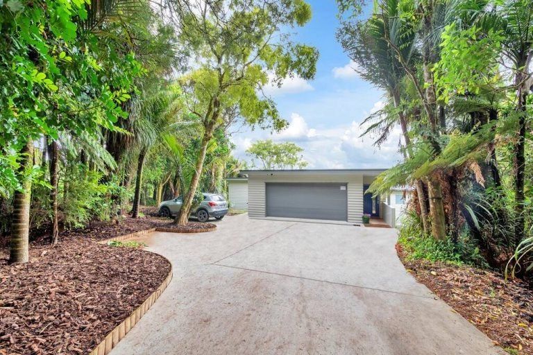 Photo of property in 23 Quinns Road, Waiatarua, Auckland, 0612