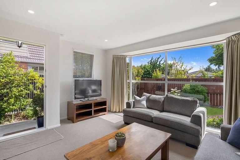 Photo of property in 2/3 Sawtell Place, Northcote, Christchurch, 8052