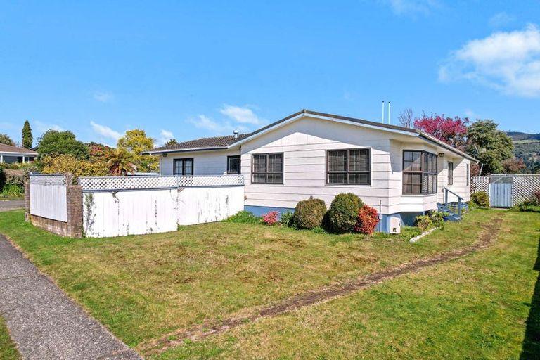 Photo of property in 8 Aquarius Drive, Kawaha Point, Rotorua, 3010