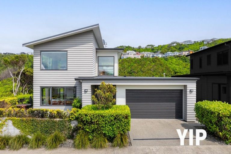 Photo of property in 14 Cromwell Point, Newlands, Wellington, 6037