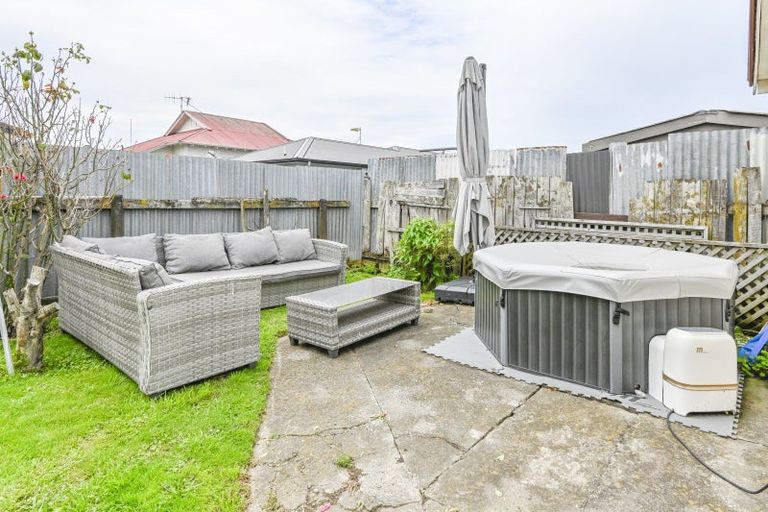 Photo of property in 433 Dalcross Street, Mayfair, Hastings, 4122