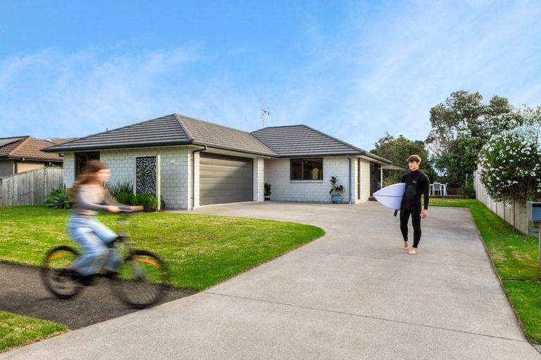 Photo of property in 15 Ian Place, Waihi Beach, 3611