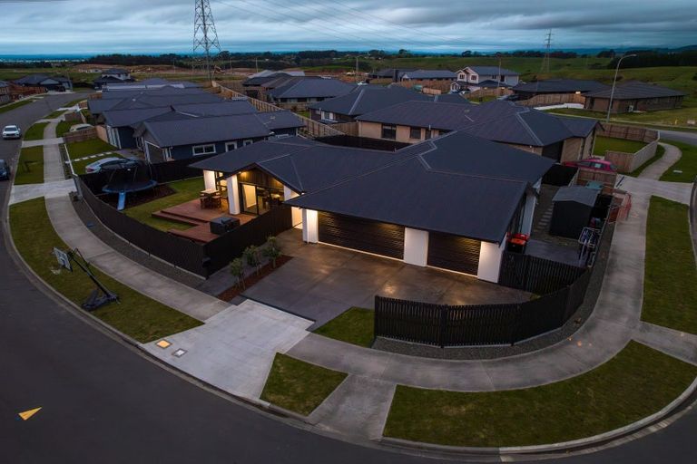 Photo of property in 2 Corsica Court, Fitzherbert, Palmerston North, 4410