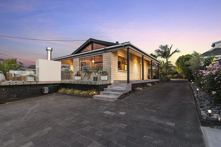 Photo of property in 11 The Terrace, Herald Island, Auckland, 0618