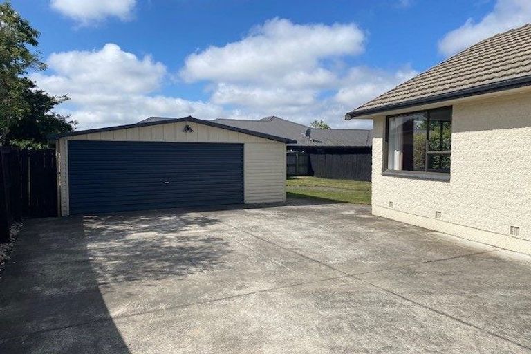 Photo of property in 33 Farquhars Road, Redwood, Christchurch, 8051