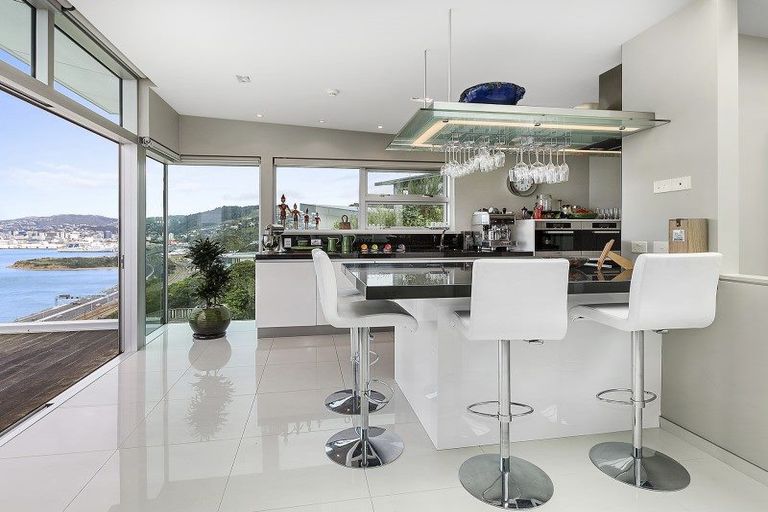 Photo of property in 15 Sovereign Point, Kaiwharawhara, Wellington, 6035