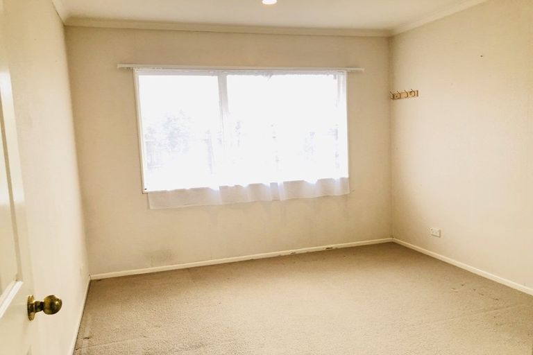 Photo of property in 1 Arrathorne Place, Northpark, Auckland, 2013