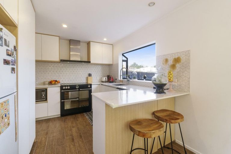 Photo of property in 12a Renata Crescent, Te Atatu Peninsula, Auckland, 0610