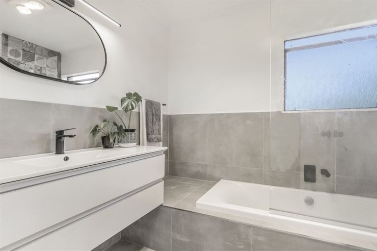 Photo of property in 17 Rhonda Place, Opaheke, Papakura, 2113