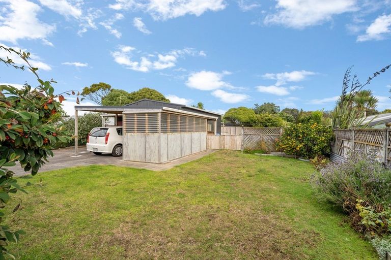 Photo of property in 32 Eruini Street, Waikanae Beach, Waikanae, 5036