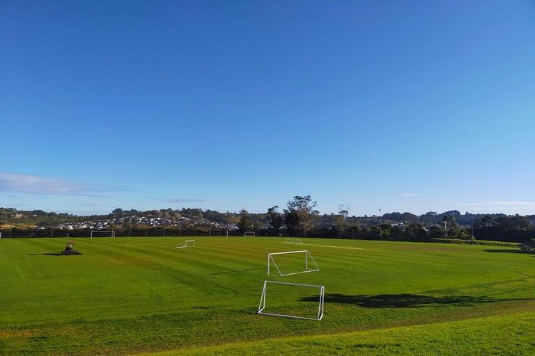 Photo of property in 10/42 Fields Parade, Oteha, Auckland, 0632