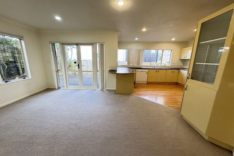 Photo of property in 4 Highgrove Lane, Totara Vale, Auckland, 0632
