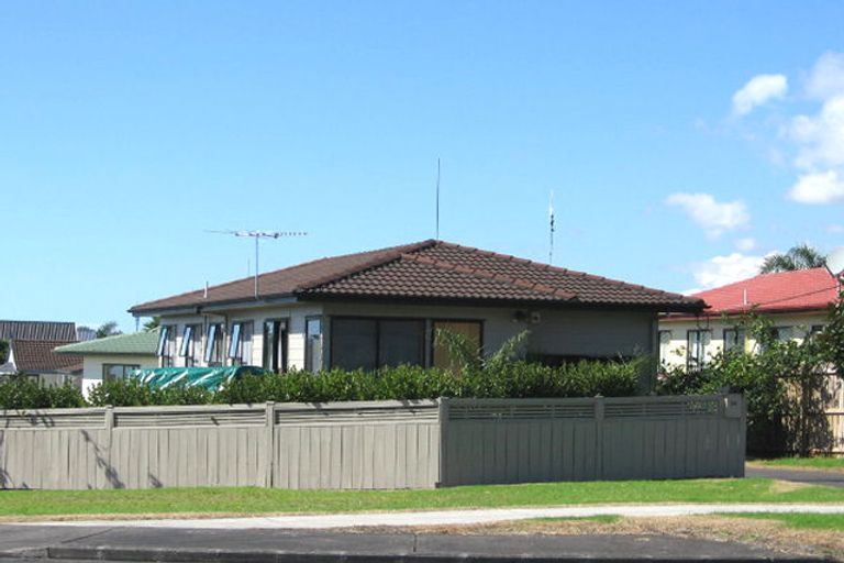 Photo of property in 34 Beach Road, Te Atatu Peninsula, Auckland, 0610