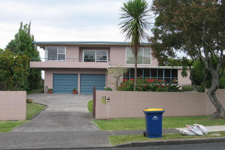 Photo of property in 16 Sartors Avenue, Northcross, Auckland, 0630