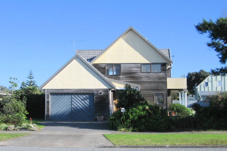 Photo of property in 16 Reeves Street, Waikanae Beach, Waikanae, 5036