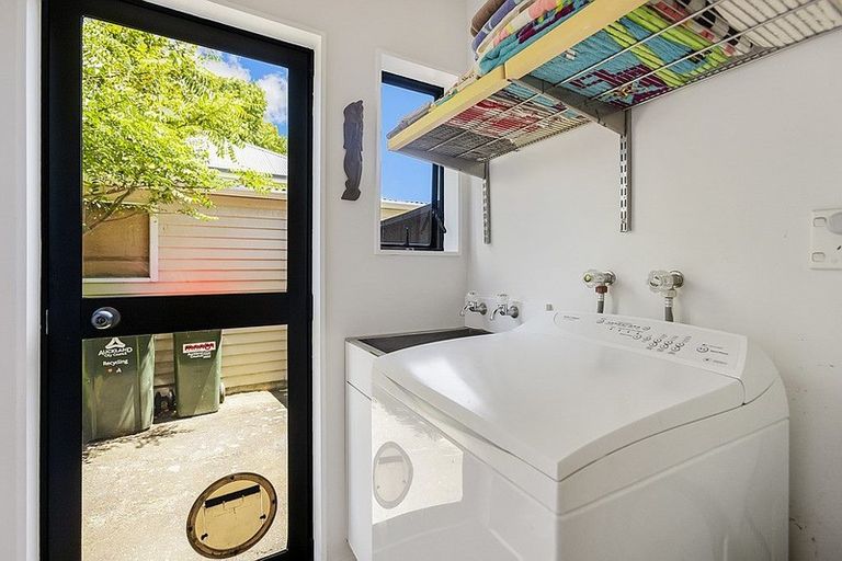 Photo of property in 437a Point Chevalier Road, Point Chevalier, Auckland, 1022