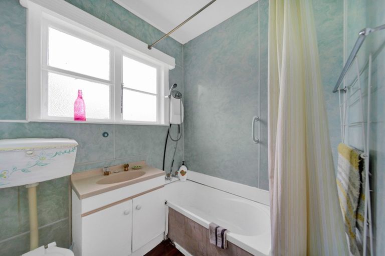 Photo of property in 12 Caledonia Street, Hawera, 4610