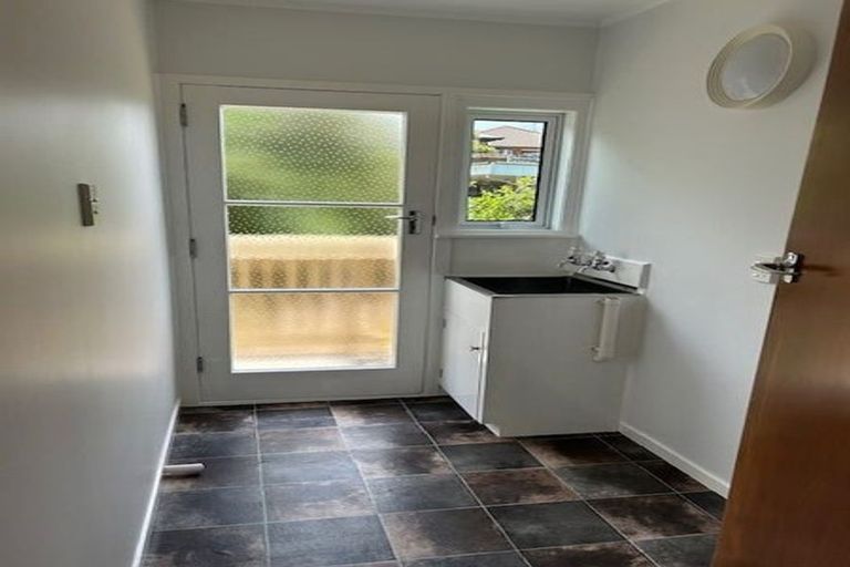 Photo of property in 2/70 Gladstone Road, Northcote, Auckland, 0627