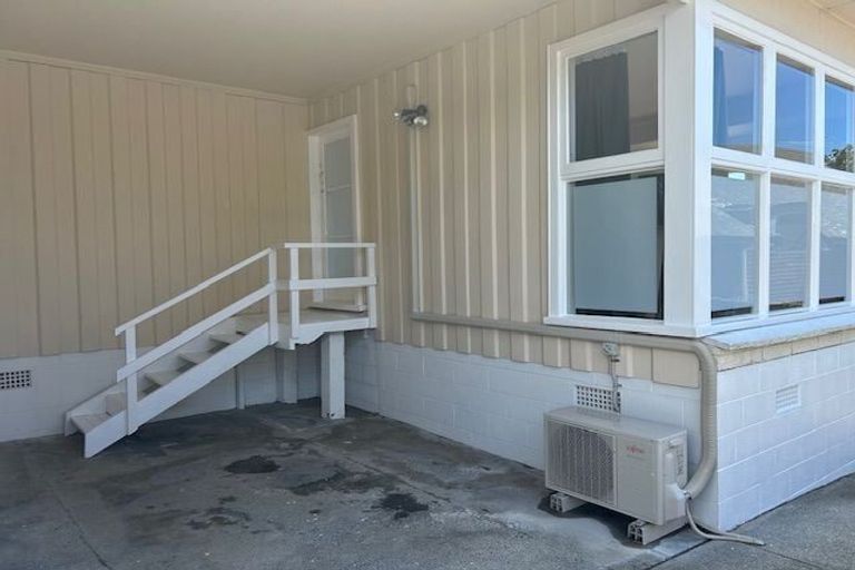 Photo of property in 2/70 Gladstone Road, Northcote, Auckland, 0627