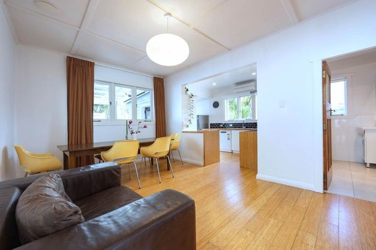 Photo of property in 1/49 Konini Road, Titirangi, Auckland, 0604