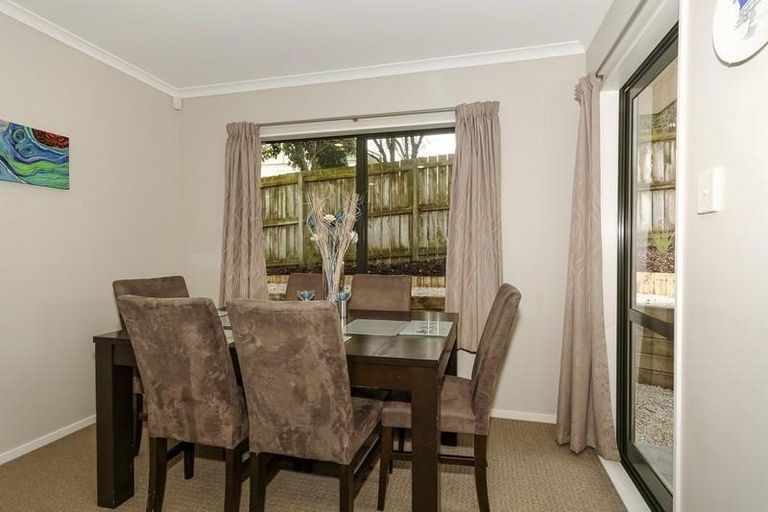 Photo of property in 10a Rena Place, West Harbour, Auckland, 0618