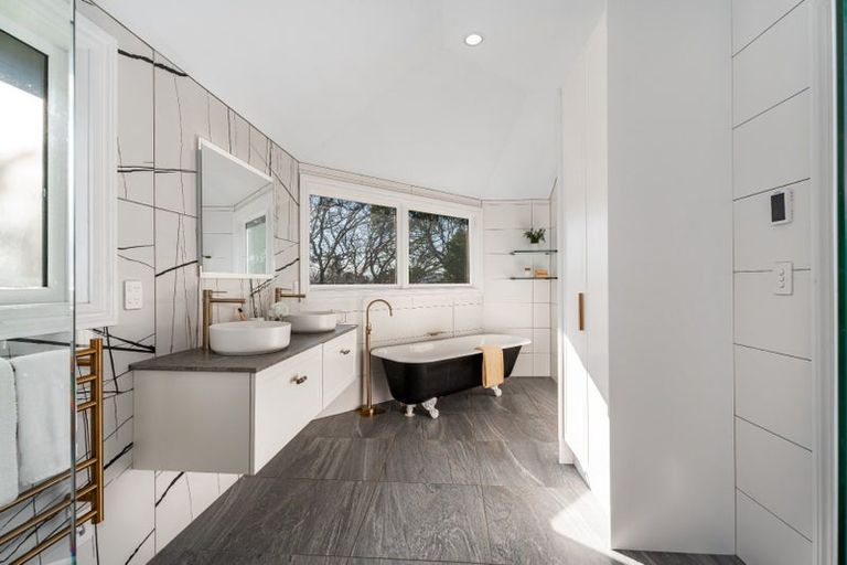 Photo of property in 50 Garden Road, Northland, Wellington, 6012