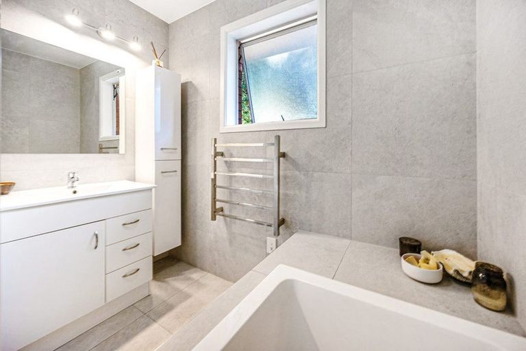 Photo of property in 34 Rauhuia Crescent, Parau, Auckland, 0604
