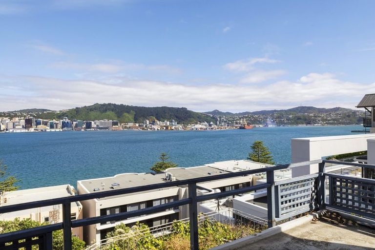 Photo of property in 304 Oriental Parade, Oriental Bay, Wellington, 6011