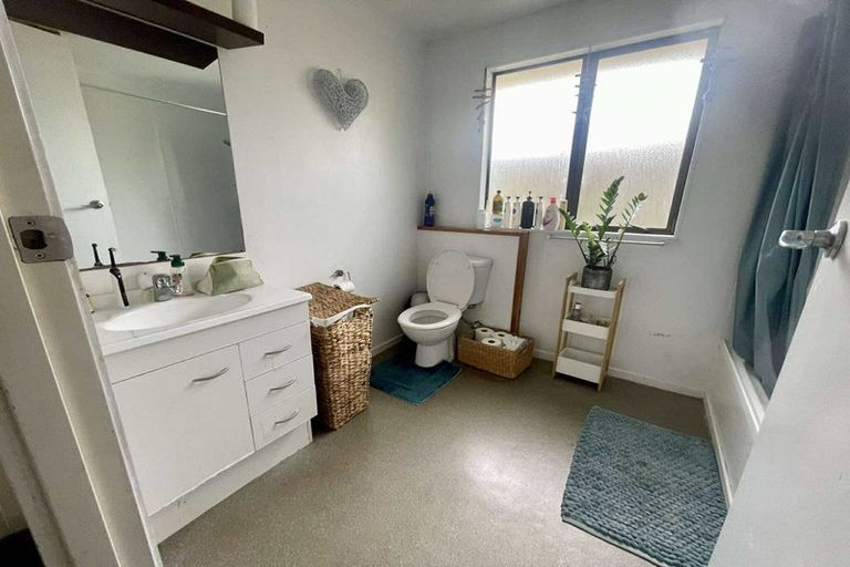 Photo of property in 9a Taioma Crescent, Te Atatu Peninsula, Auckland, 0610