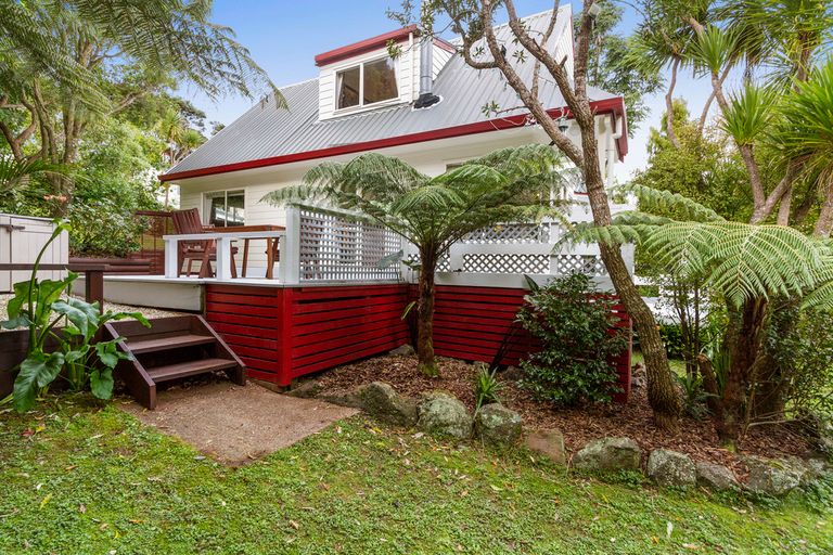 Photo of property in 17a Woodfern Crescent, Titirangi, Auckland, 0604
