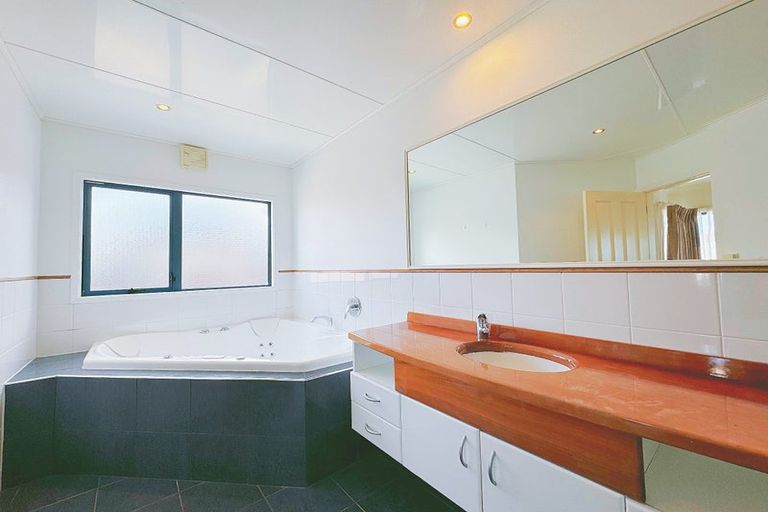 Photo of property in 40 Dress Circle, Newlands, Wellington, 6037