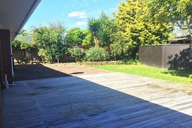 Photo of property in 24 Jillteresa Crescent, Half Moon Bay, Auckland, 2012