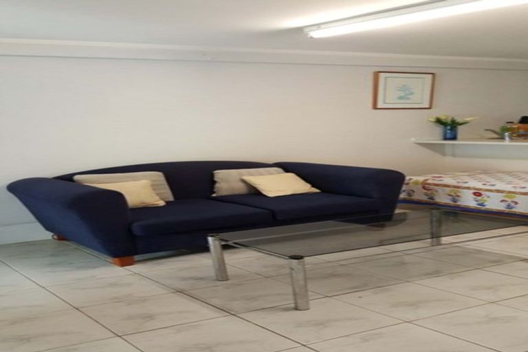 Photo of property in 2/68 Pupuke Road, Hillcrest, Auckland, 0627