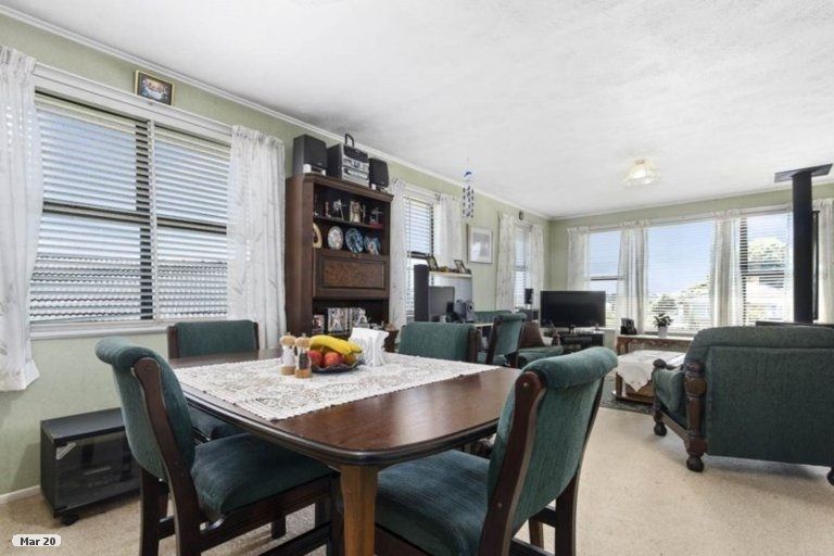 Photo of property in 24 School Road, Te Atatu South, Auckland, 0610