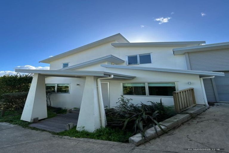 Photo of property in 132 Kittiwake Drive, Schnapper Rock, Auckland, 0632